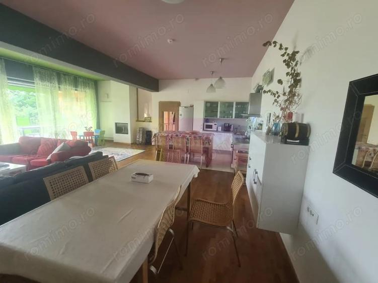Casă cu 6 camere cu Teren 6600 Mp în Cornu