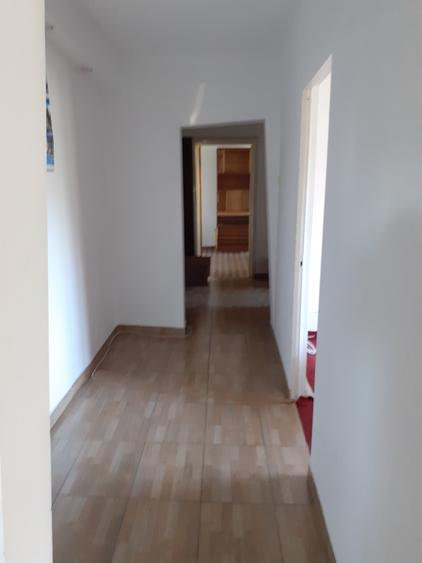 Apartament cu 3 camere decomandat în Lacul Tei