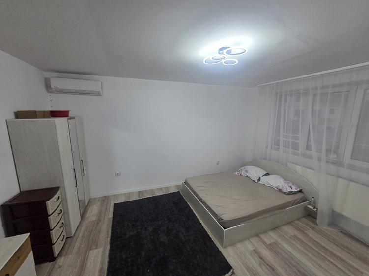 Casă individuală cu 9 camere cu Teren 150 Mp în Brătianu