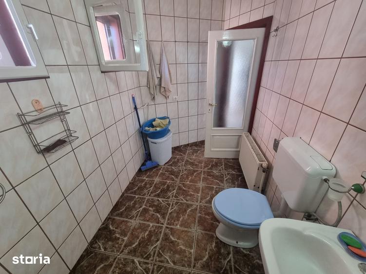 Casă cu 4 camere cu Teren 1202 Mp în Băcia