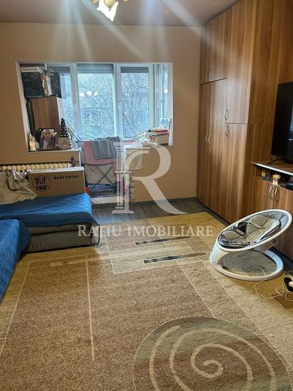 Apartament cu 3 camere semidecomandat, mobilat în Rogerius