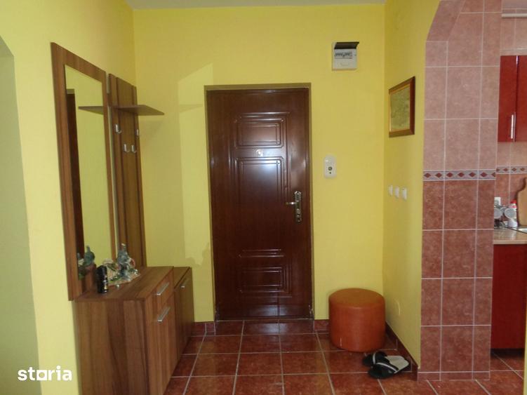 Apartament cu 3 camere decomandat în Bujac