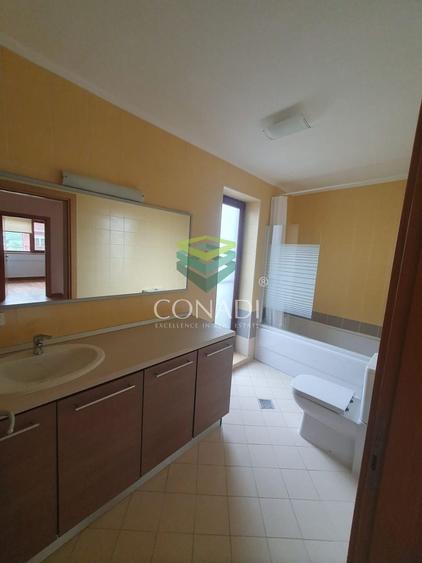 Casă individuală cu 5 camere cu Canalizare în Nord-Vest