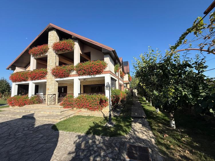 Casă individuală cu 10 camere cu Canalizare în Roman