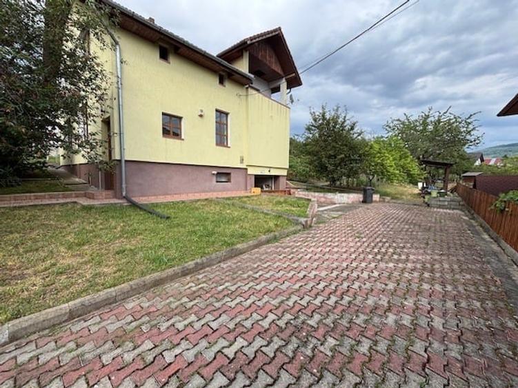 Casă individuală cu 5 camere cu Canalizare în Central