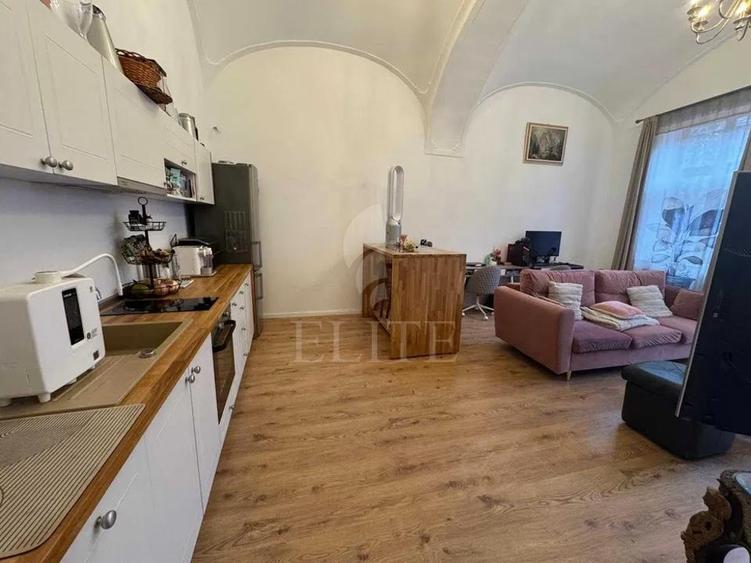 Apartament cu 2 camere semidecomandat, mobilat în Central