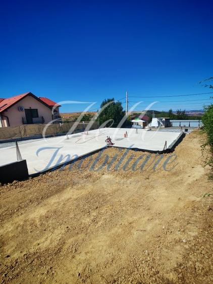 Casă individuală cu 4 camere cu Garaj în Sălicea