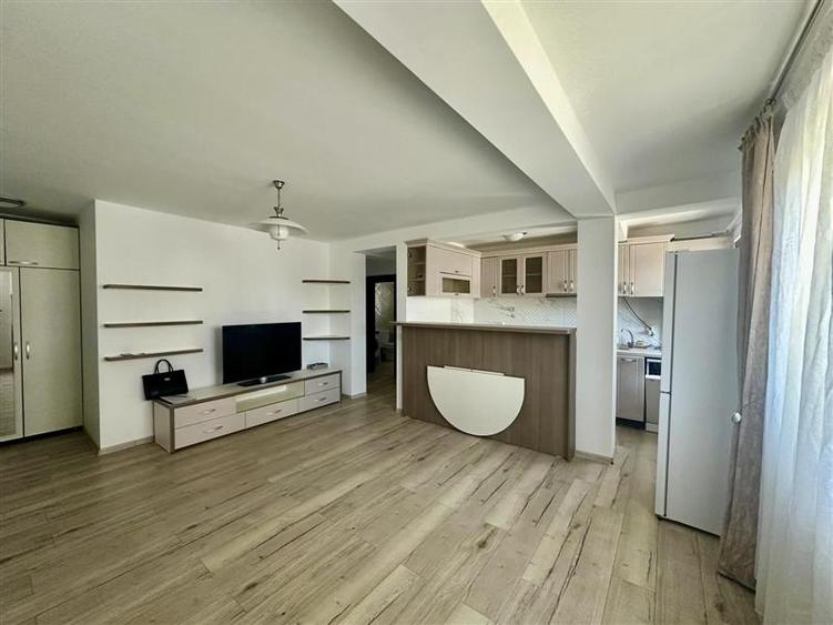 Apartament cu 3 camere semidecomandat, mobilat în Aeroport