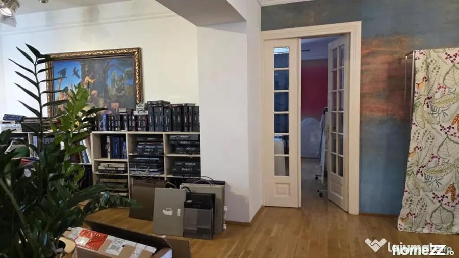 Apartament cu 5 camere decomandat în Moșilor