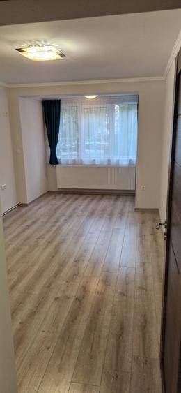Apartament cu 3 camere decomandat în Exterior Vest