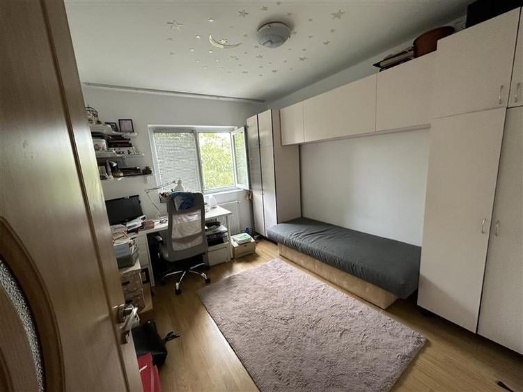 Apartament cu 3 camere decomandat în Plăvăț II