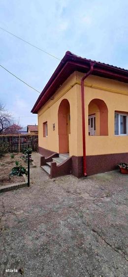 Casă cu 4 camere în Traian
