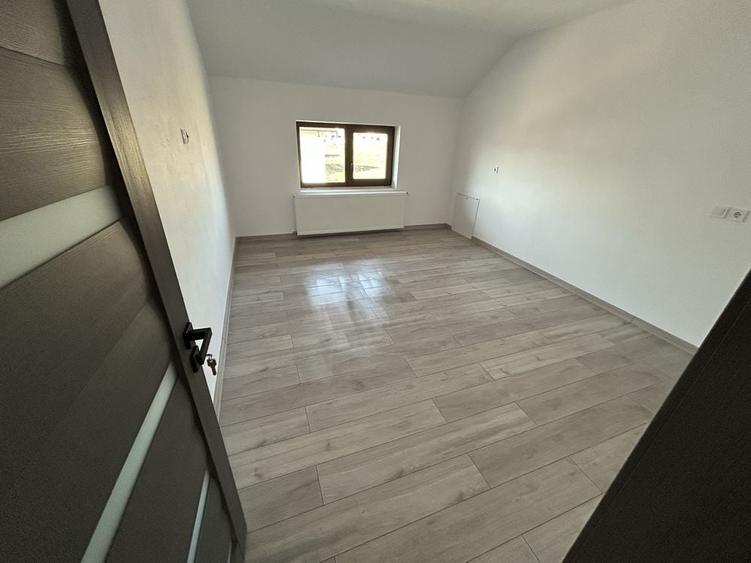 Casă cu 4 camere cu Teren 400 Mp în Geamăna