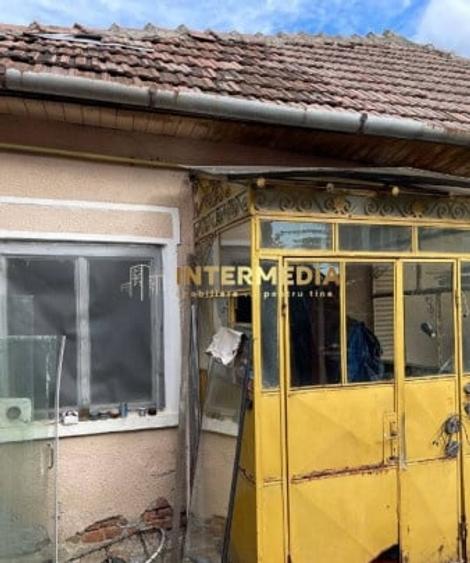 Casă individuală cu 3 camere cu Canalizare în Central