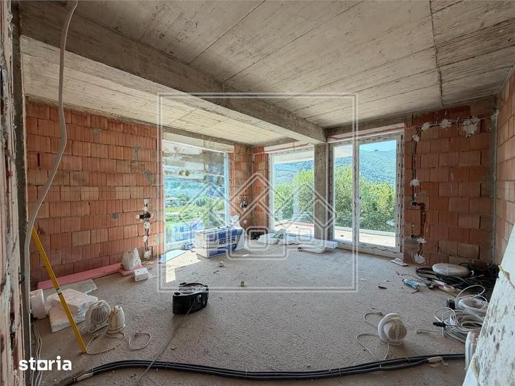 Casă cu 6 camere cu Teren 950 Mp în Valea Aurie