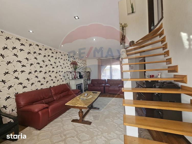 Casă cu 7 camere cu Teren 350 Mp în Central
