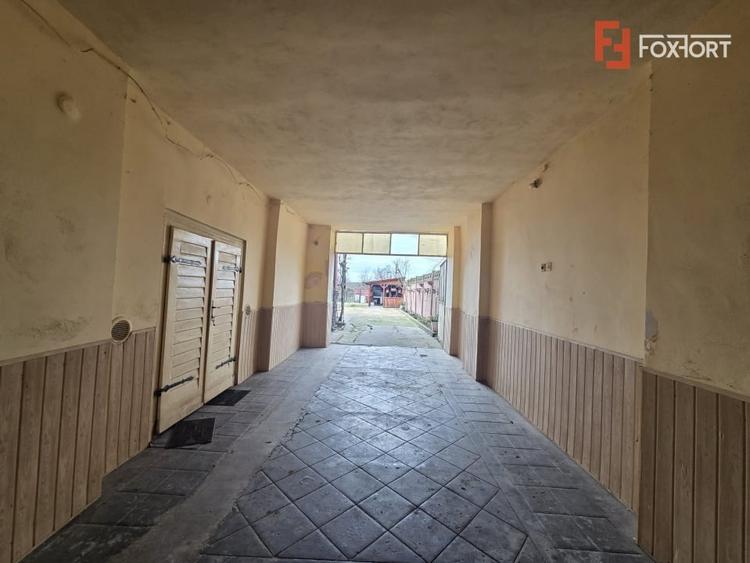 Casă individuală cu 8 camere cu Canalizare în Aradul Nou
