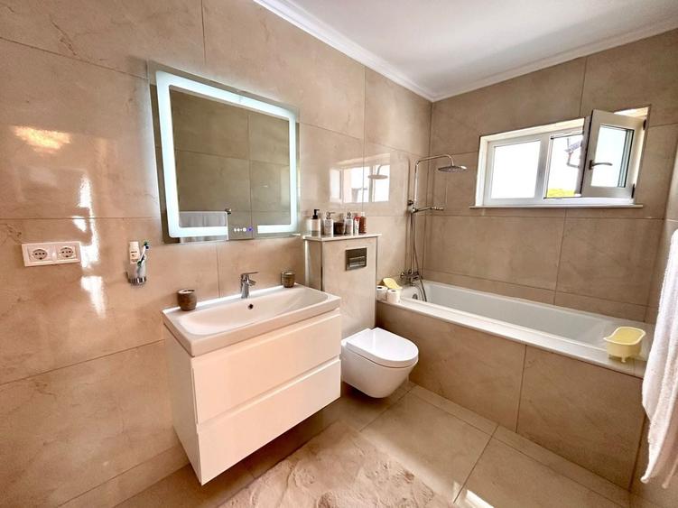 Apartament cu 5 camere decomandat în Cristian