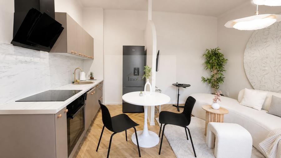 Apartament cu 2 camere decomandat, mobilat în Central