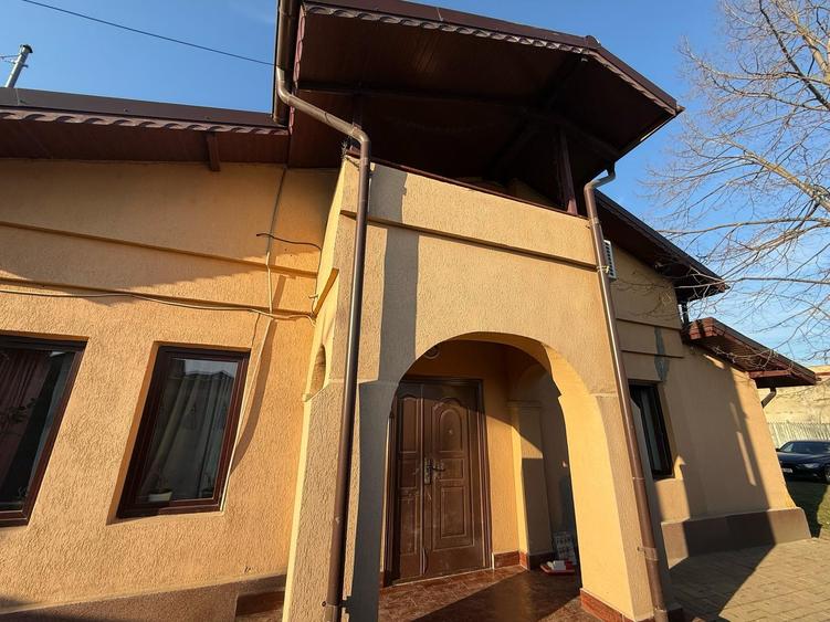 Casă individuală cu 6 camere cu Teren 1359 Mp în Glina