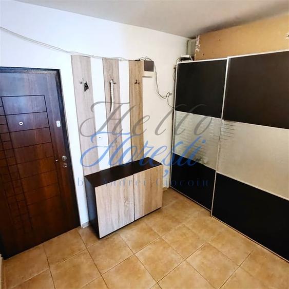 Apartament cu 3 camere semidecomandat în Florești