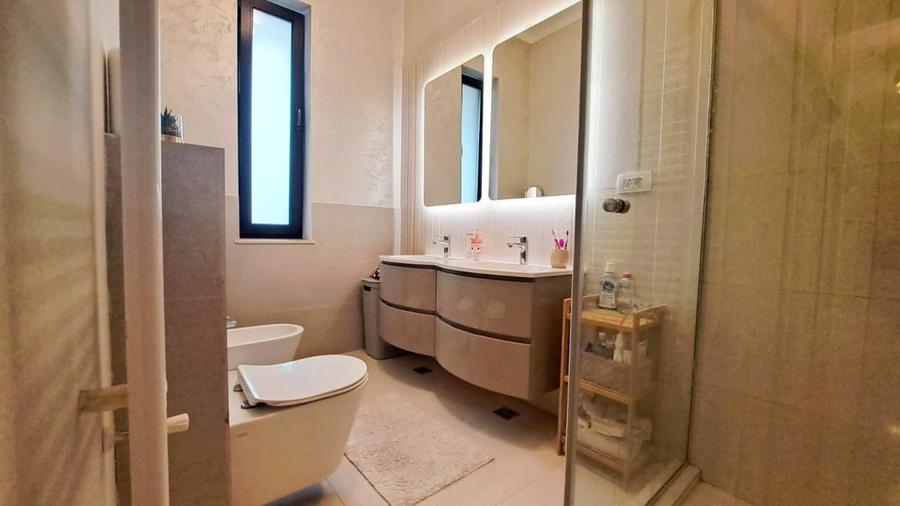 Apartament cu 4 camere decomandat, mobilat în Petrești