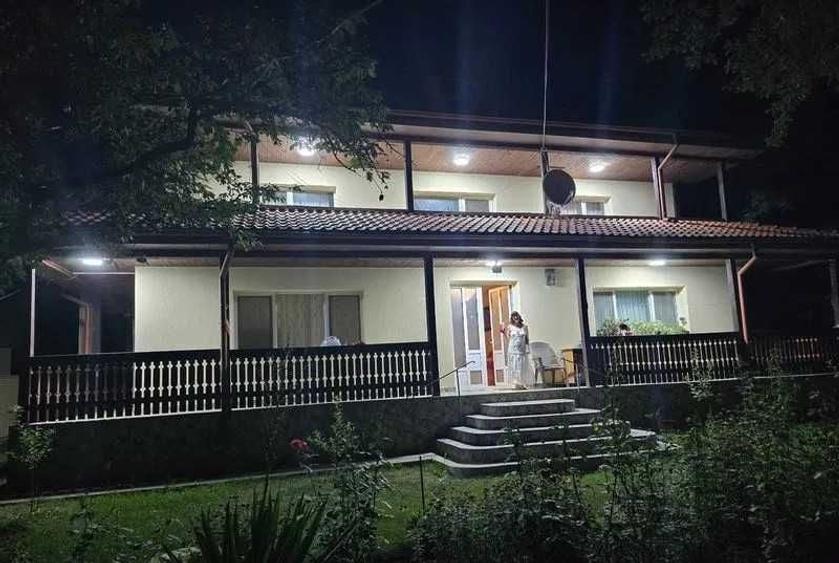 Casă cu 4 camere în Dobrinești