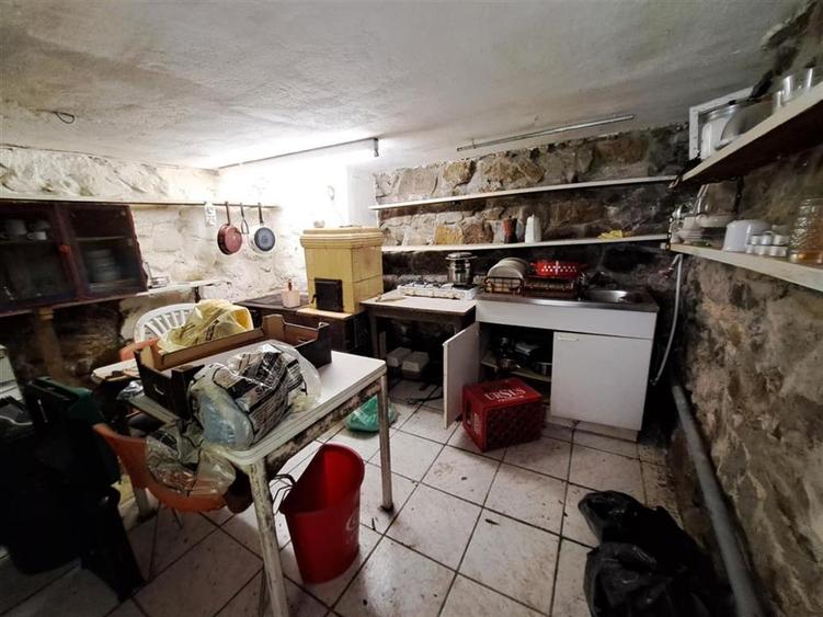 Casă individuală cu 7 camere cu Teren 1660 Mp în Pietroasa