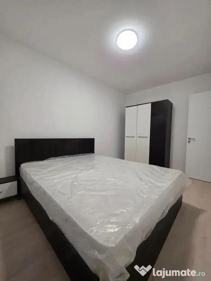 Apartament cu 3 camere semidecomandat în Colentina