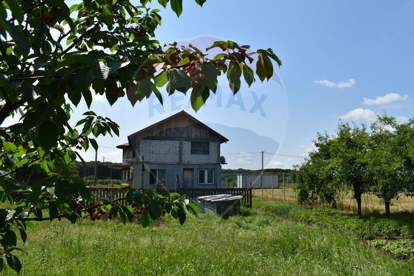 Casă individuală cu 10 camere cu Teren 1085 Mp în Țegheș