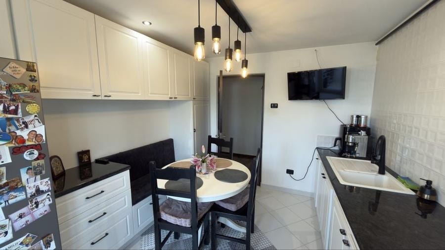 Apartament cu 4 camere decomandat în Central