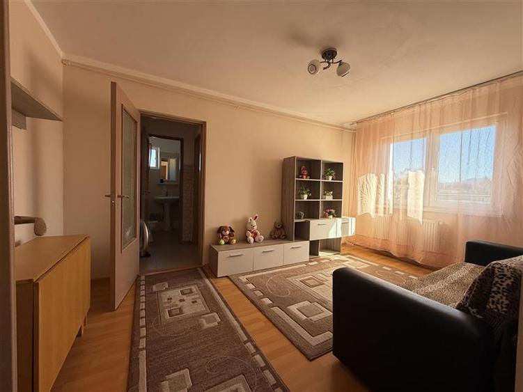 Apartament cu 3 camere semidecomandat, mobilat în Florilor