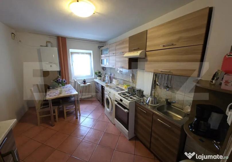 Apartament cu 4 camere decomandat în Calea Moldovei