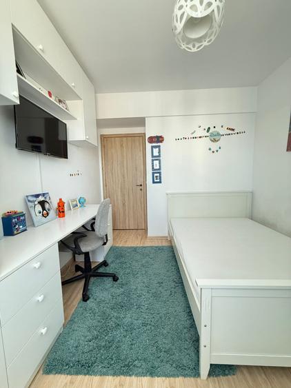 Apartament cu 3 camere semidecomandat în Metalurgiei
