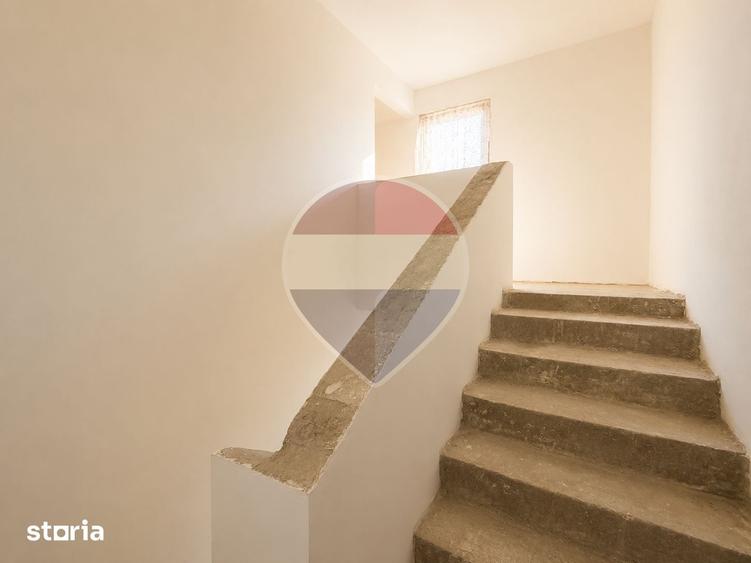 Casă cu 6 camere cu Teren 2700 Mp în Negri