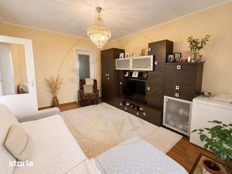 Apartament cu 3 camere semidecomandat, mobilat în Micro 15