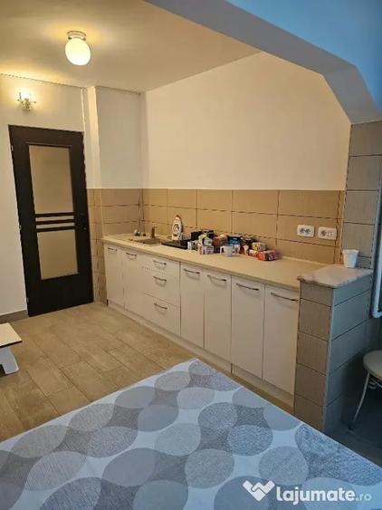 Apartament cu 2 camere decomandat în Tractorul