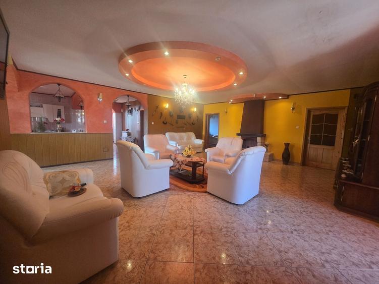 Casă cu 6 camere cu Teren 875 Mp în Central