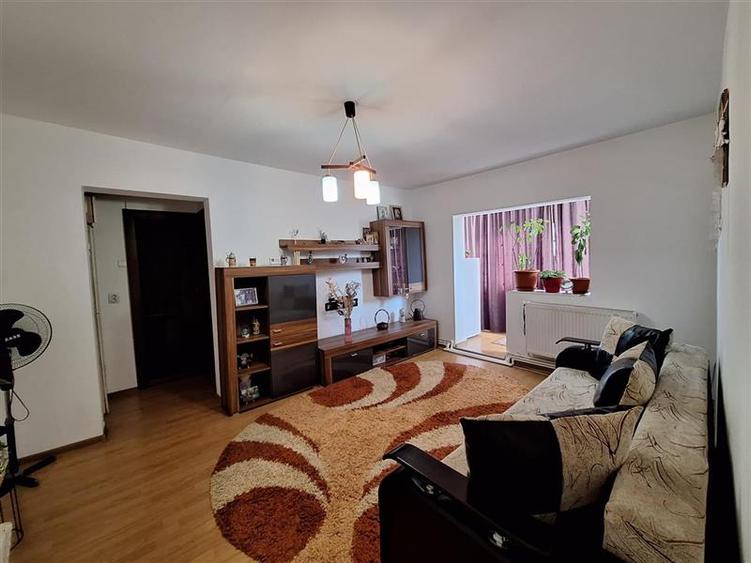 Apartament cu 2 camere semidecomandat, mobilat în 9 Mai