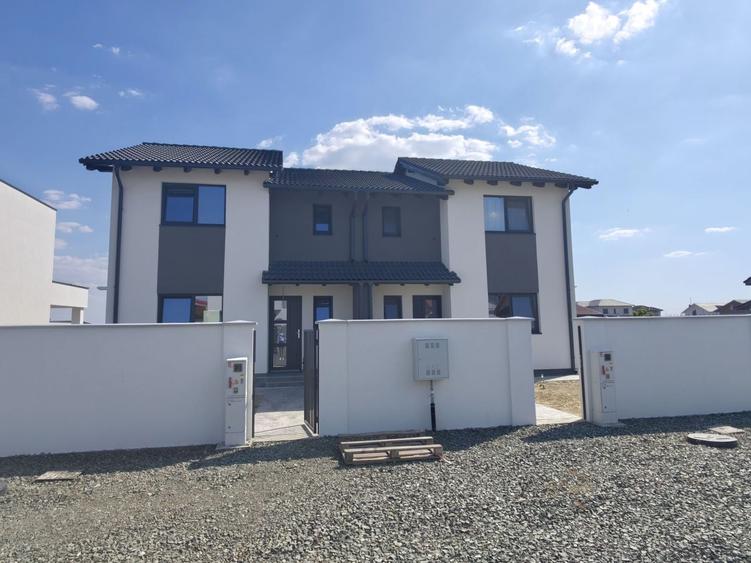 Duplex cu 4 camere cu Canalizare în Exterior Vest