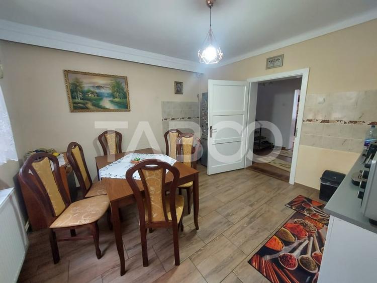 Casă individuală cu 7 camere cu Canalizare în Calea Poplăcii