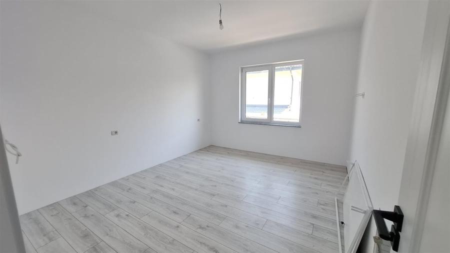 Duplex cu 4 camere cu Canalizare în Valea Lupului