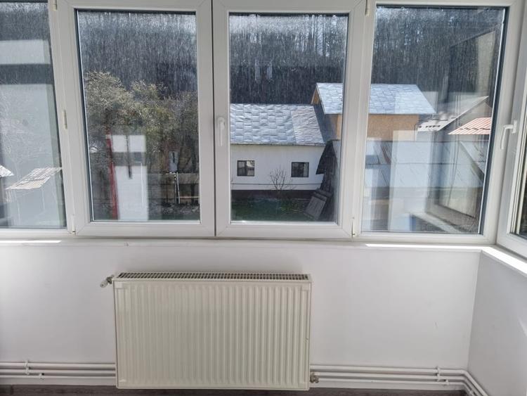 Apartament cu 3 camere semidecomandat, mobilat în Azuga