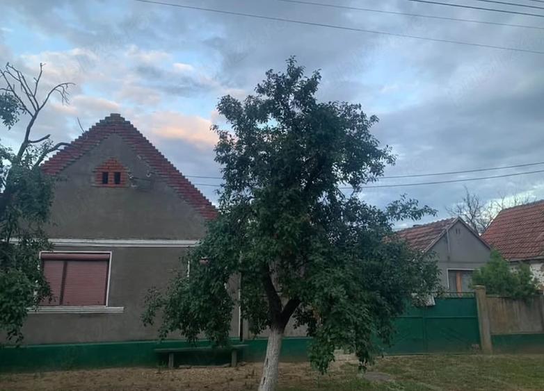 Casă cu 3 camere în Cuvin