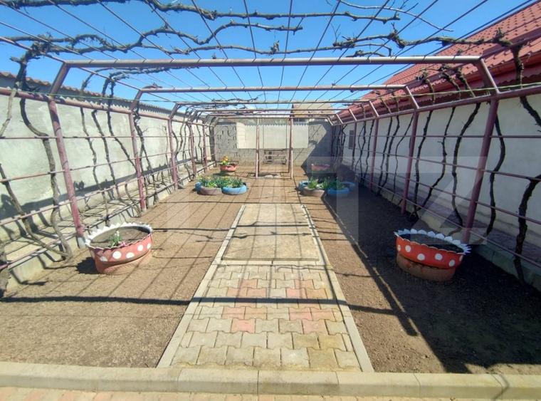Casă individuală cu 4 camere cu Garaj în Brădești