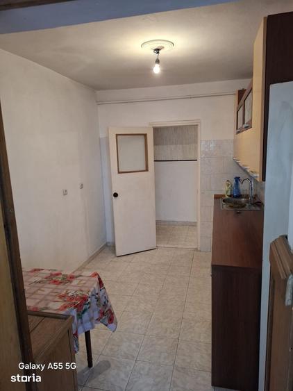 Apartament cu 3 camere decomandat în Tractorul