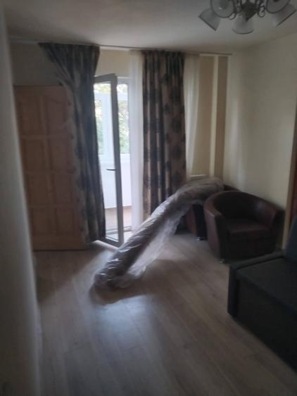 Apartament cu 3 camere semidecomandat în Alexandru cel Bun