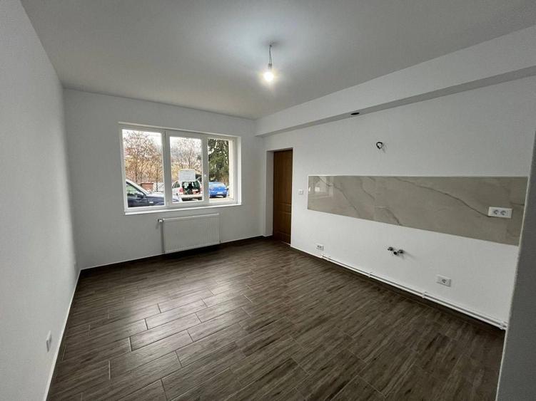 Casă cu 2 camere decomandat în Central