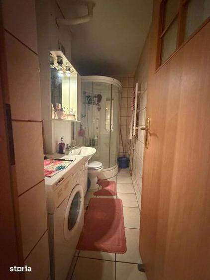 Apartament cu 3 camere semidecomandat în Craiovița Nouă