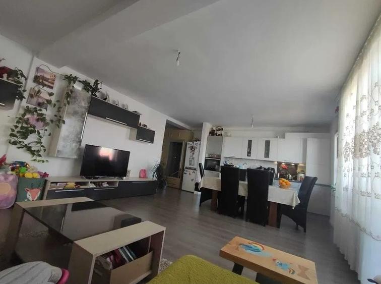 Apartament cu 2 camere semidecomandat în Borhanci